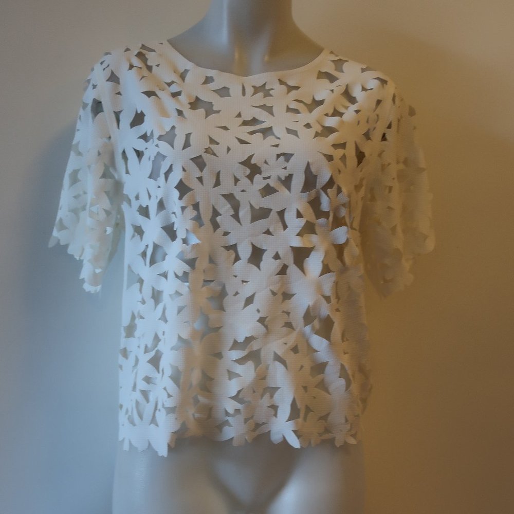 WOMENS Oc WHITE CUT OUT SHORT SLEEVE TOP SZ M *